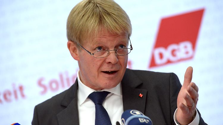 DGB-Chef Hoffmann räumte ein, dass drei der acht Mitgliedsgewerkschaften des DGB eine Gesetzesregelung ablehnten. 
