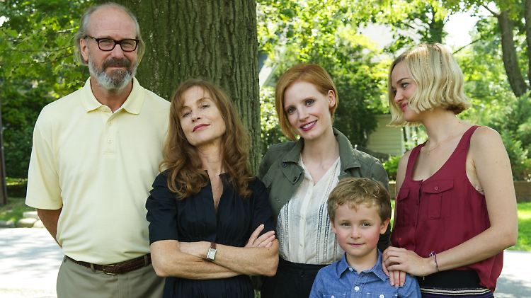 Auch die Familie von Eleanor (u.a. William Hurt, Isabelle Huppert, Jess Weixler) leidet unter der Situation.