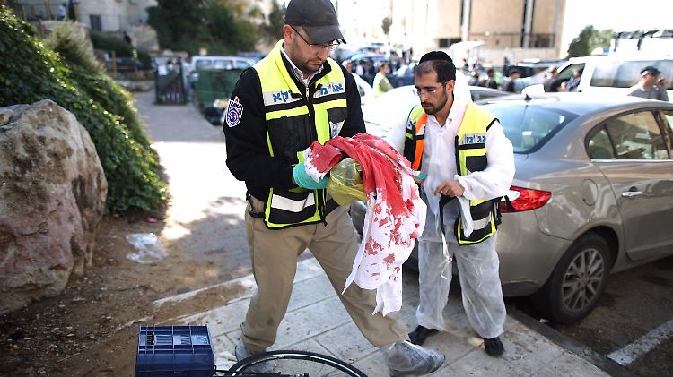 Die Opfer waren gerade beim Morgengebet, als die Attentäter in die Synagoge eindrangen.