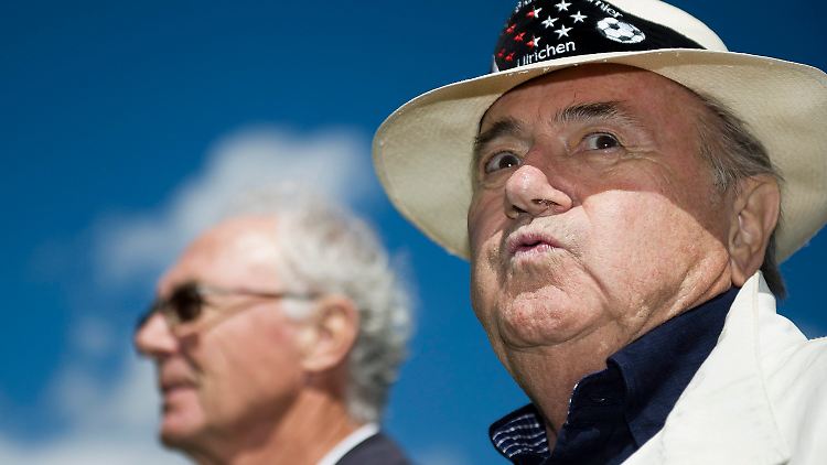 "Jetzt wird die Angelegenheit zusätzlich noch von unabhängiger staatlicher Seite aus beleuchtet": Joseph Blatter, hier mit Franz Beckenbauer.