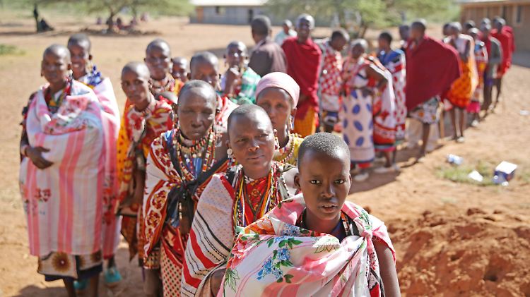 Masai vor einem Wahllokal in Kenia: Der ostafrikanische Volksstamm lebt hauptsächlich von der Viehzucht.