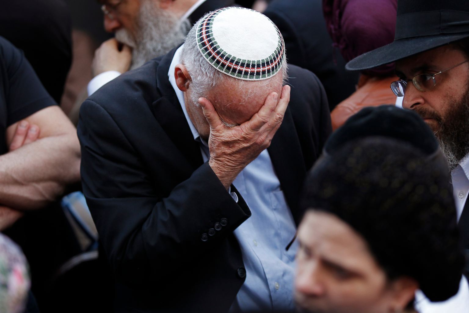 Ein grausames Attentat erschüttert die Heilige Stadt: Im Westen von Jerusalem - dem Zentrum dreier Weltreligonen - überfallen zwei Palästinenser eine Synagoge.