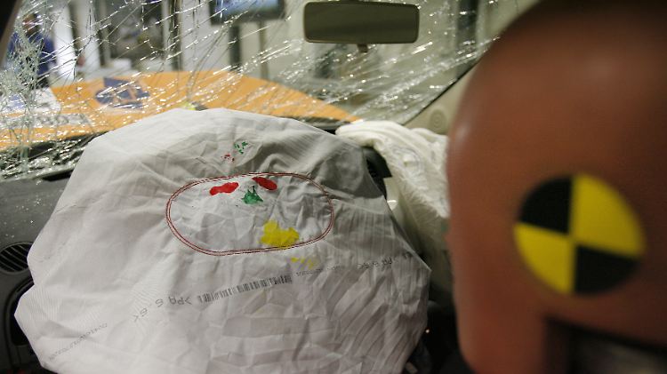 Treibladung im Lenkrad: Im Idealfall kann ein Airbag Leben retten (hier ein Test-Crash beim TÜV Rheinland, Archivbild).