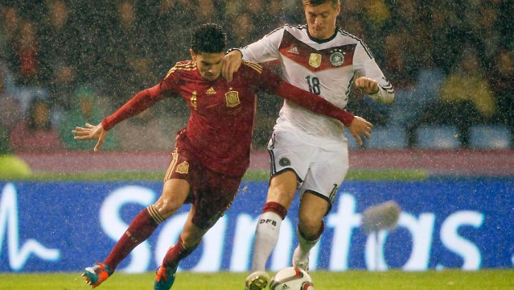 Titanenduell im Regen von Vigo: Spaniens Marc Bartra ringt mit dem späteren Torschützen Toni Kroos um den Ball.