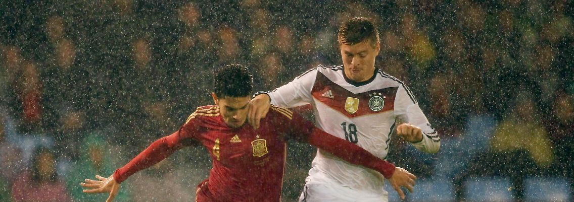 Titanenduell im Regen von Vigo: Spaniens Marc Bartra ringt mit dem späteren Torschützen Toni Kroos um den Ball.