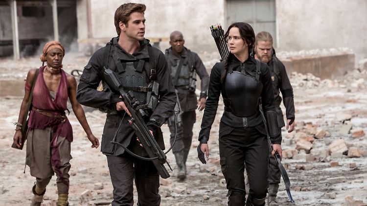 Jennifer Lawrence (r.) als Katniss Everdeen und Liam Hemsworth als Gale Hawthorne in "Die Tribute von Panem - Mockingjay".