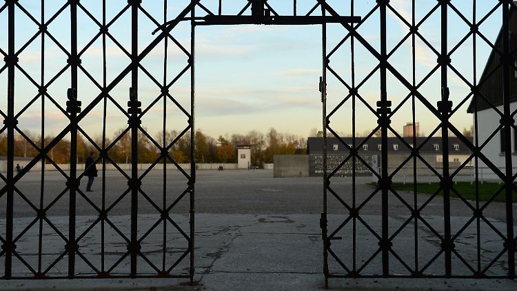 Seit über zwei Wochen fehlt von der Eingangstür zur Gedenkstätte Dachau jede Spur.