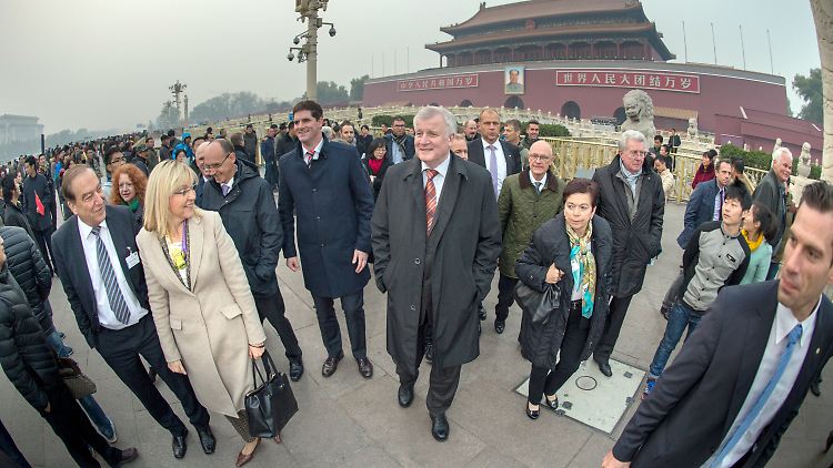 Seehofer bei seinem Besuch auf dem Platz des Himmlischen Friedens.