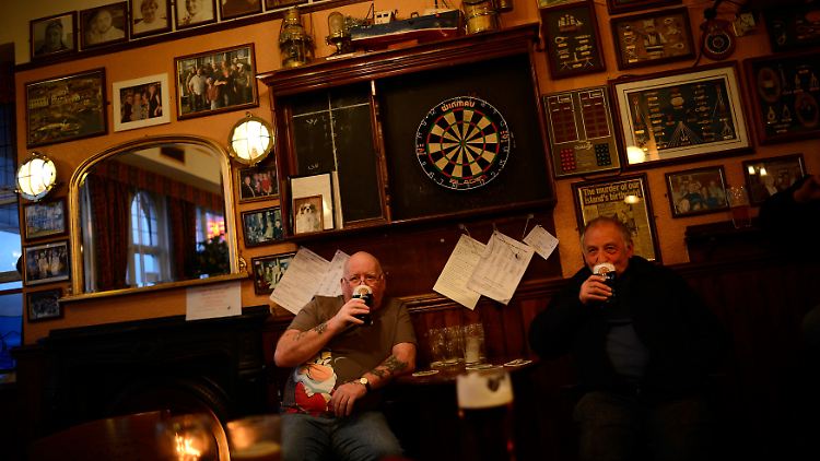 Prost: Künftig könnte in England der Wirt entscheiden, was ausgeschenkt wird - und nicht der Verpächter.