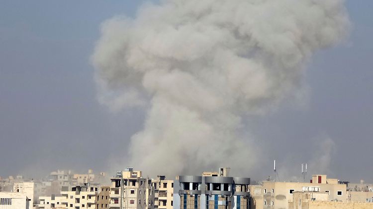 Rauch über der syrischen Stadt Raqqa, die vom Islamischen Staat kontrolliert wird. Dieser konkrete Angriff soll nicht von der Anti-IS-Koalition ausgeführt worden sein - sondern von Truppen des Assad-Regimes.