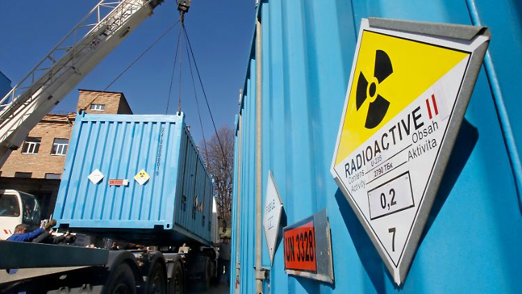 Arbeiter verladen einen Container mit hoch angereichertem Uran in Kiew.
