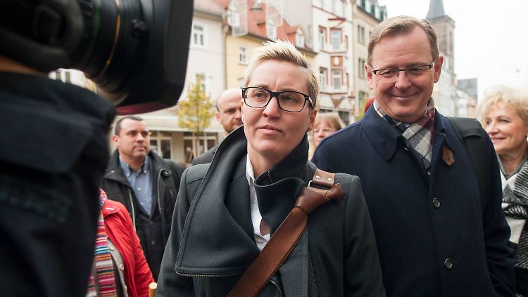 Susanne Hennig-Wellsow und Bodo Ramelow von der Partei Die Linke vor dem Abschluss der Koalitionsverhandlungen.