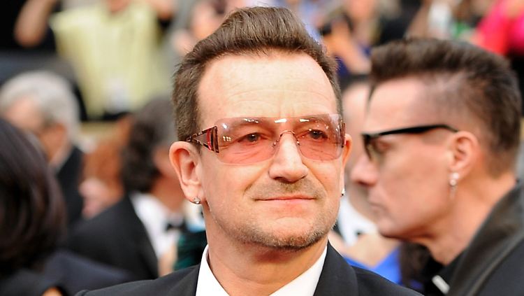 Zweimal muss U2-Sänger Bono operiert werden.