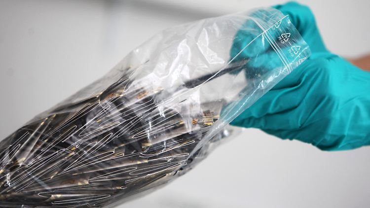 Beweissicherungs-Beutel im Landeskriminalamt in Mainz mit einer mit Drogen versetzten Kräutermischung.
