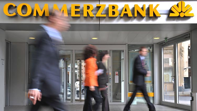 Nachdem die Commerzbank Negativzinsen angekündigt hatte, wagen sich auch andere deutsche Banken aus der Deckung.