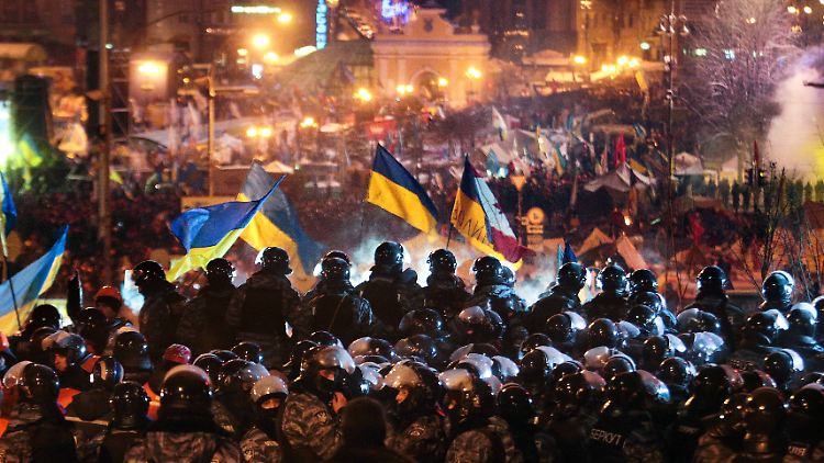 Konfrontation: Demonstranten stehen im Dezember 2013 auf dem Maidan ukrainischen Sicherheitskräften gegenüber.