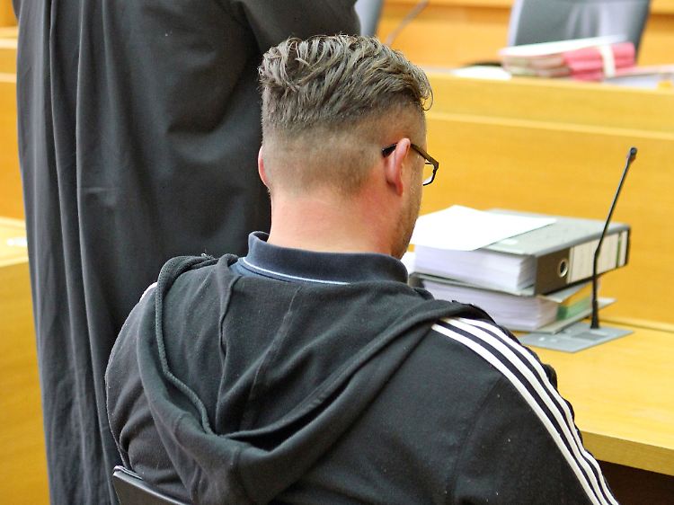 Ein HDJ-Mitglied im Gerichtssaal.