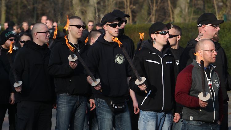 Halten sich für das Volk und irren sich: rechtsextreme Demonstranten in Dessau.
