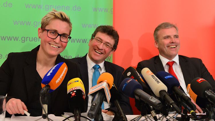 Links die Linke, der Grüne in der Mitte, SPD rechts: Susanne Hennig-Wellsow, Dieter Lauinger und Andreas Bausewein stellen den Koalitionsvertrag vor.