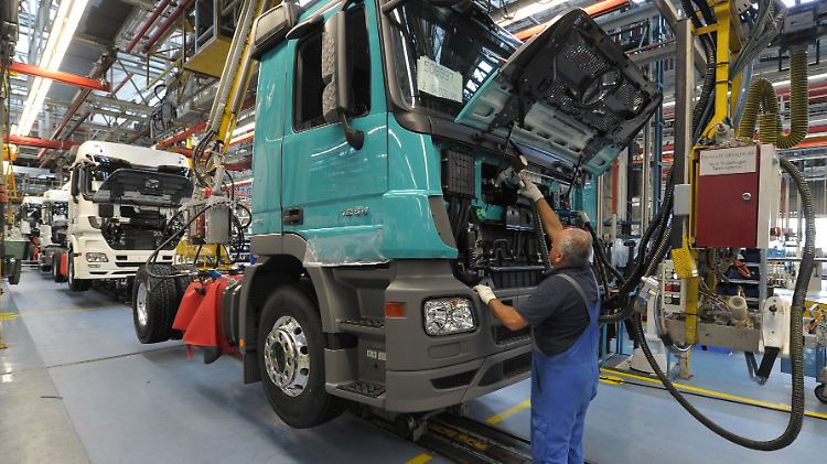 Auch den Lastwagen-Bauer Daimler haben die Wettbewerbswächter der EU im Visier.
