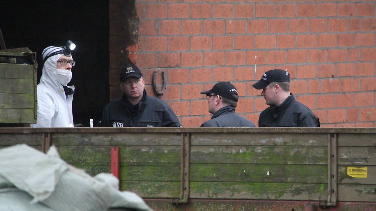 Polizei und Spurensicherung am Tatort in Schleswig-Holstein.