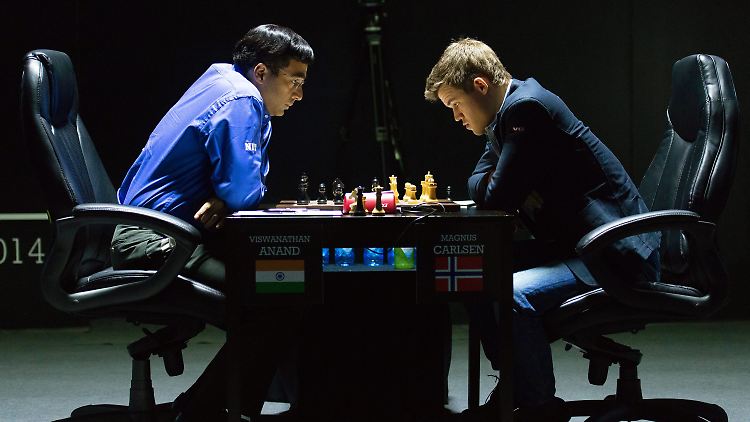 Anand und Carlsen bei ihrer Bühnenaufführung von Lenins bekanntem Werk "Was tun?". 
