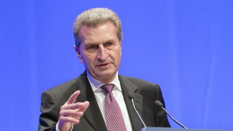 EU-Kommissar Günther Oettinger sieht das Heil im Wettbewerb. Foto: Jörg Carstensen/Archiv