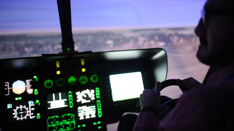 Im Deutschen Zentrum für Luft- und Raumfahrt (DLR) in Braunschweig sind  die Ergebnisse des EU-Projekts zu "myCopter", einer Art Hubschrauber für jedermann, vorgestellt worden. Bild: Ein Mann in einem "Eurocopter"-Hubschraubersimulator.