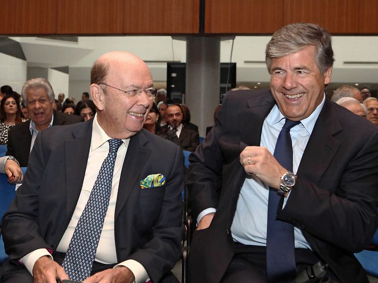 Drinnen scheint die Stimmung deutlich besser gewesen zu sein: Josef Ackermann (r) neben US-Investor Wilbur Ross.
