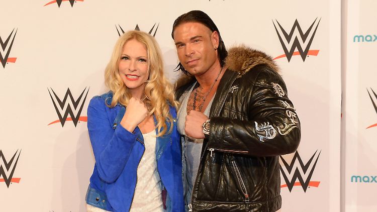 Tim Wiese und Moderatorin Sonya Kraus beim WWE-Event in Frankfurt.