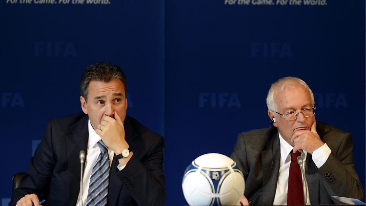 Michael J. Garcia (l.), Sonderermittler der Fifa, und Fifa-Ethikhüter Hans Joachim Eckert vereinbarten bei ihrem Spitzentreffen weitere Untersuchungen.