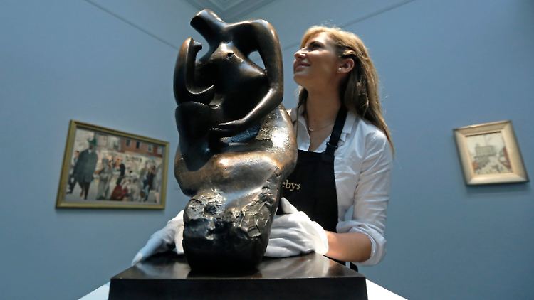 Auktionen bei Sotheby's brechen regelmäßig Rekorde auf dem Kunstmarkt - hier eine Mitarbeiterin vor einigen Tagen mit einem Werk von Henry Moore.