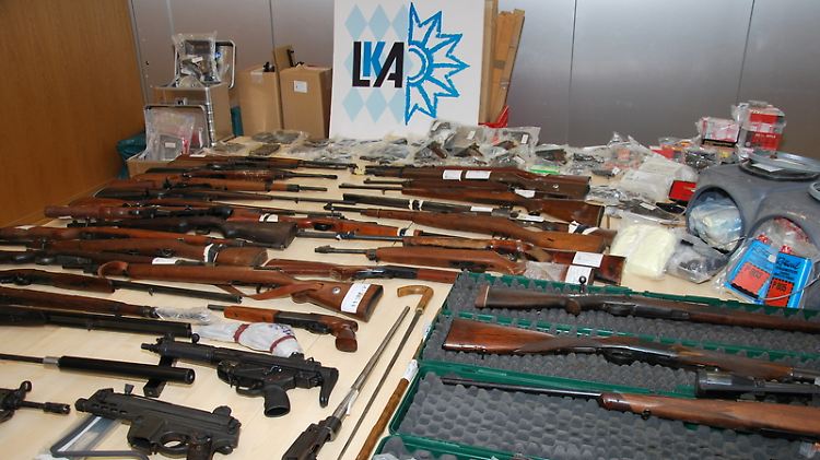Diese Waffen beschlagnahmte das Landeskriminalamt Kelheim. Neben den Waffen fanden sie auch 20.000 Schuss Munition.