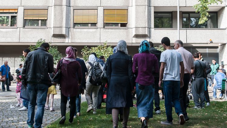 Flüchtlinge vor der Zentralen Aufnahmeeinrichtung für Asylbewerber in Berlin