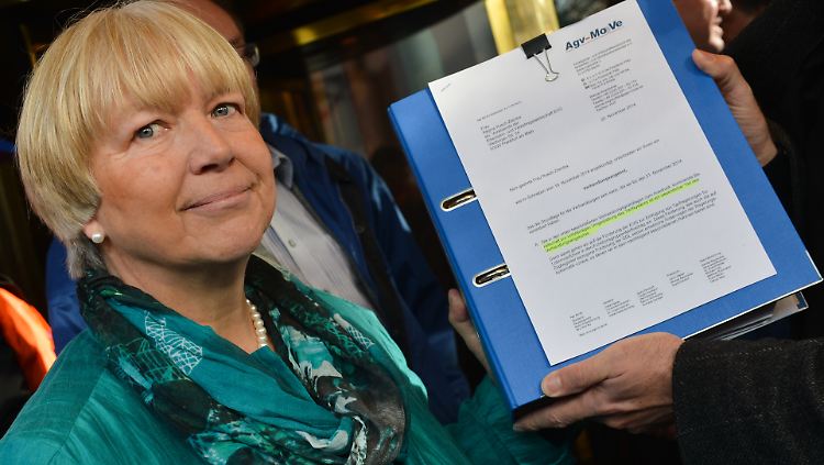 EVG-Verhandlungsführerin Regina Rusch-Ziemba mit dem Aktenordner, der die Offerte der Bahn enthält.