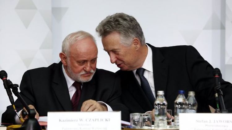 Seit 2012 war Jaworski (r.) Leiter der polnischen Wahlkommission. (hier bei einer Pressekonferenz im Mai 2014)