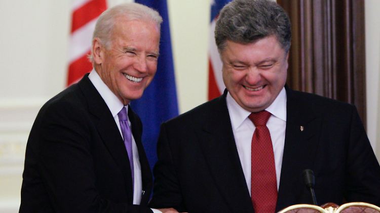 Joe Biden (l.) und Petro Poroschenko erscheinen gut gelaunt zur gemeinsamen Pressekonferenz.