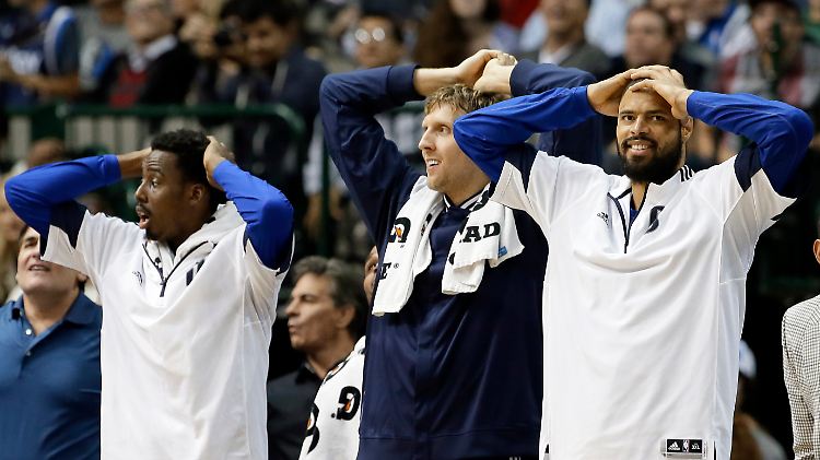 Was geht denn hier ab? Nowitzki (M.) und seine Teamkollegen Tyson Chandler (r.) und Al-Farouq Aminu (l.) können es  kaum glauben, wie gut die Mavs aufspielen. 