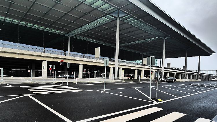 Herbsttristesse an der Bauruine in Berlin-Schönefeld: Der Hauptstadtflughafen BER wird und wird nicht fertig.