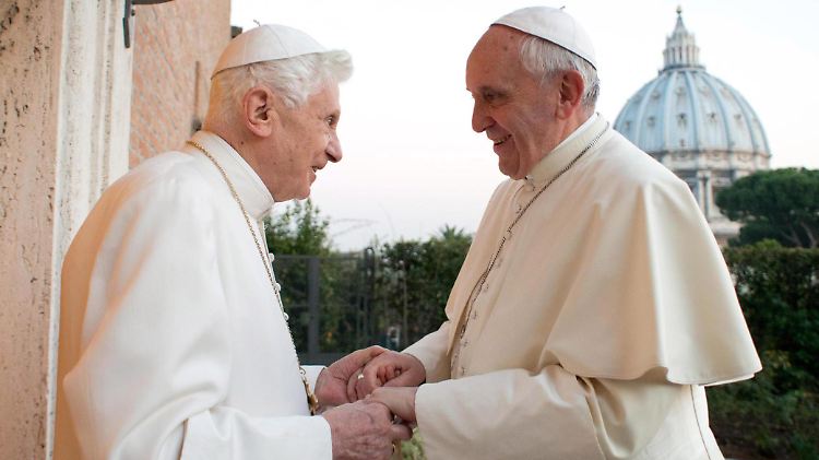 Benedikt sei für Papst Franziskus wie "ein weiser Großvater": Zumindest nach außen hin.