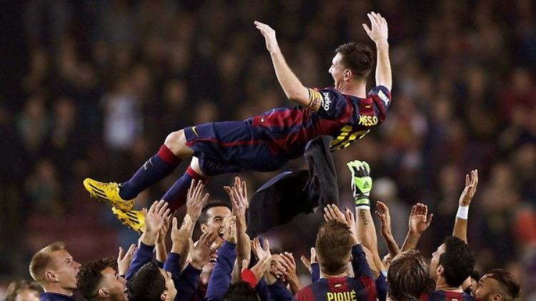 Ein Hoch auf den Rekordhalter: Team-Kollegen feiern Messi nach seinen Treffern 251, 252 und 253.