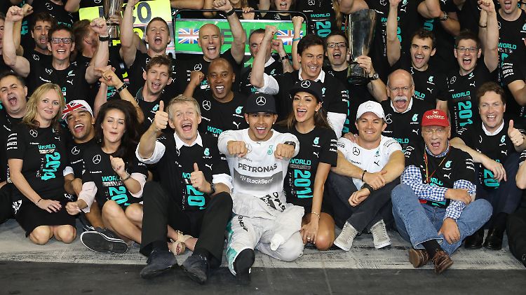 Ich bin ganz sicher noch nicht fertig, will noch stärker zurückkommen": Lewis Hamilton im Kreise seiner Lieben.