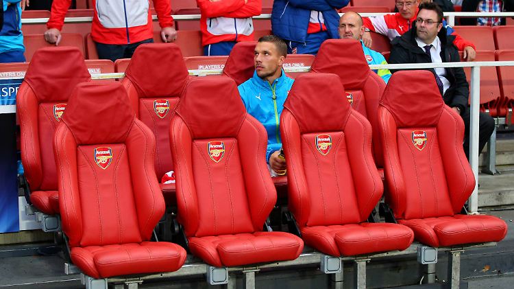 Allein auf weiter Flur: Lukas Podolski sitzt seit seinem Wechsel zu Arsenal zumeist auf der Bank.