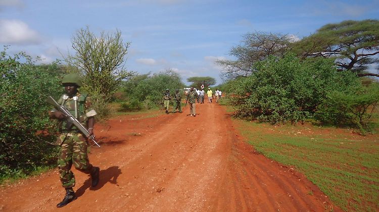 Sicherheitskräfte in Alarmbereitschaft: Ein kenianischer Soldat patrouilliert eine Straße nahe bei Mandera.