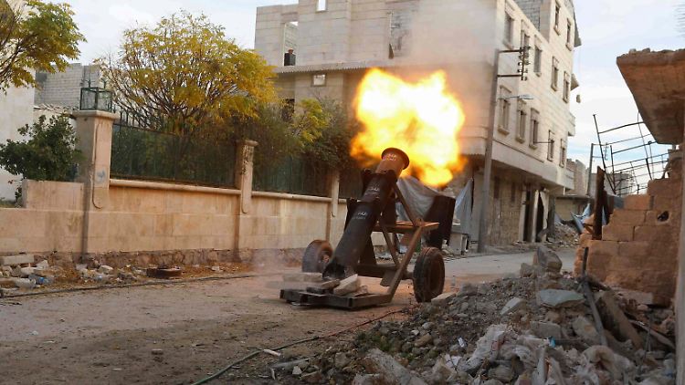 Rebellen feuern in Aleppo auf Assad-treue Milizen.