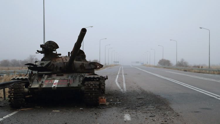 Ein ausgebrannter Panzer der ukrainischen Armee am Straßenrand in der Nähe von Luhansk. Kiew benötigt dringend militärische Unterstützung - die soll jetzt aus Litauen kommen.