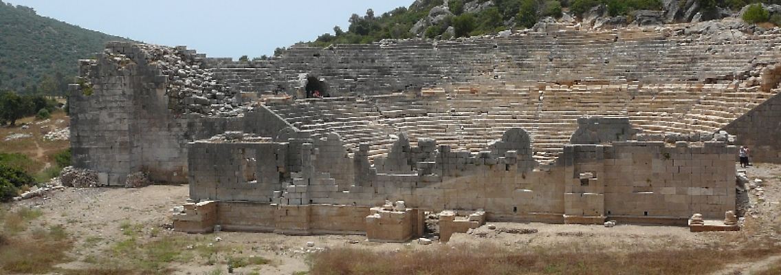 Das große Theater des antiken Patara: An der rechten Außenmauer (helle und dunkle Färbung) kann man erkennen, wie hoch der Dünensand bis zur Ausgrabung lag.