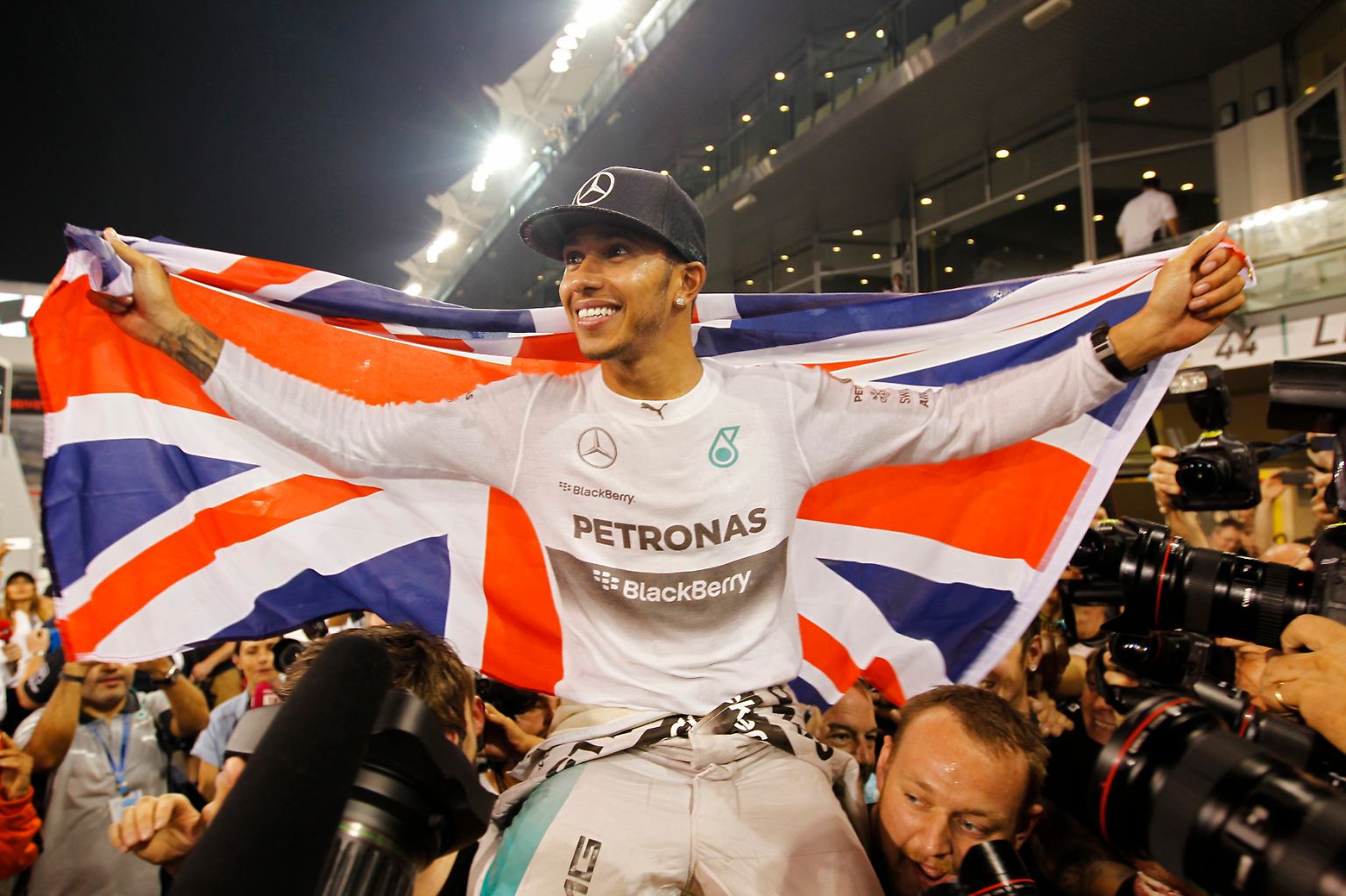 Die Erinnerung an seinen zweiten Weltmeistertitel wollte sich Mercedes-Pilot Lewis Hamilton durch nichts trüben lassen.