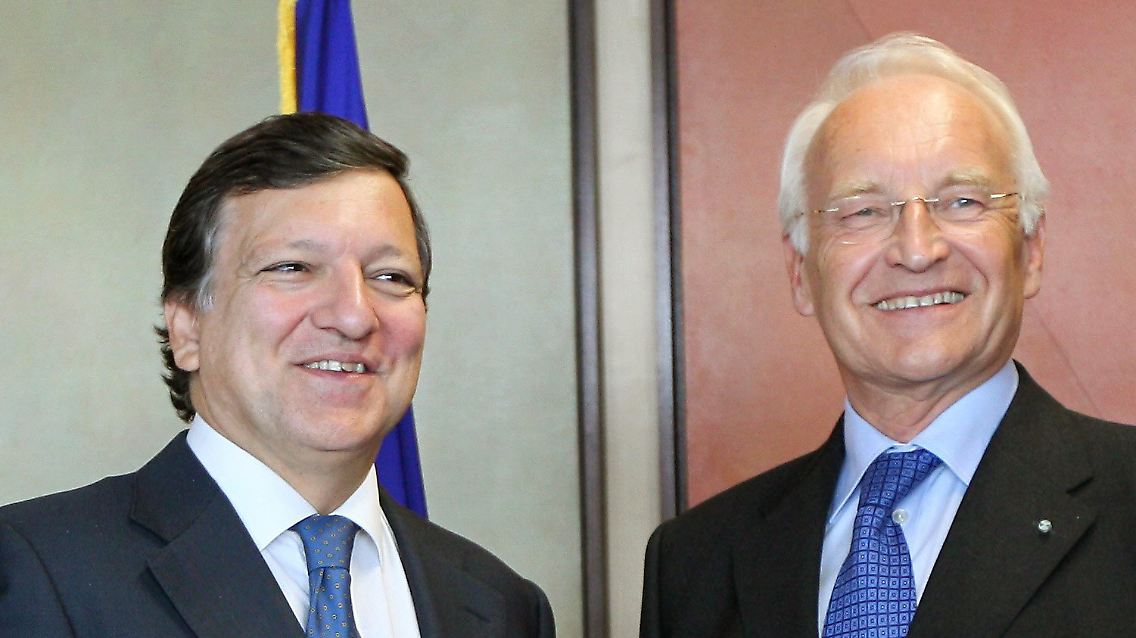 EU-Präsident Jose Manuel Barroso würdigt Edmund Stoibers (r) Arbeit als Anti-Bürokratiebeauftragter der EU.