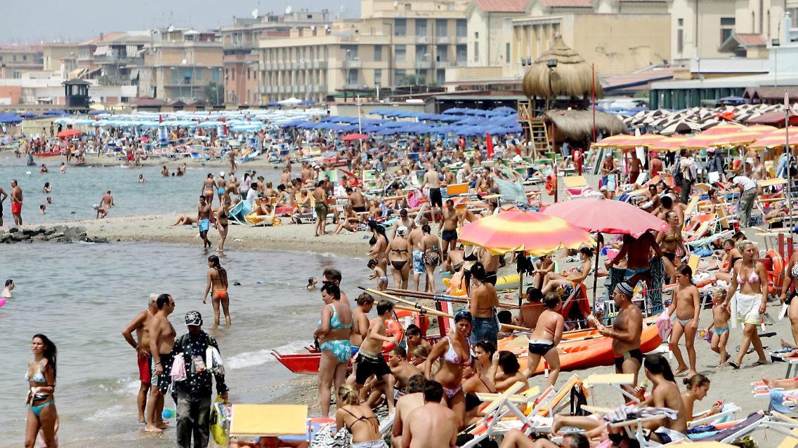 Am Strand von Ostia in Rom.
